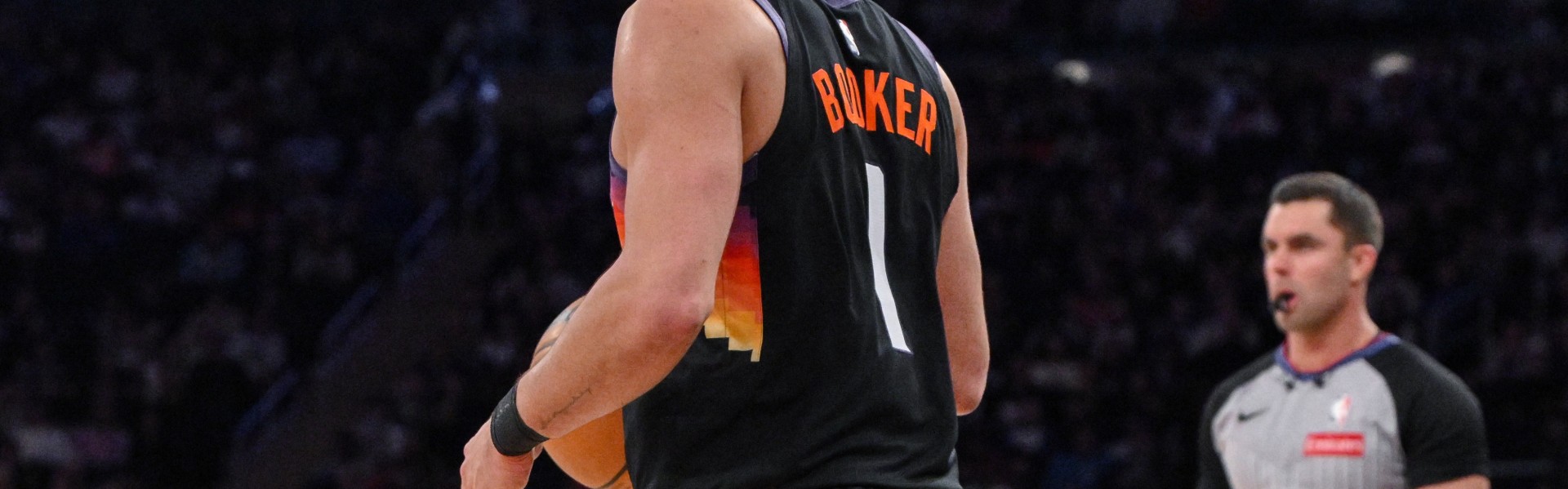 华体会app下载入口-得分好手！布克生涯第350次砍下25+ 排名NBA历史第40位