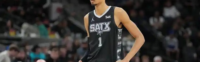 官宣罚单，冲入马刺主场和文班合影，男球迷受到什么处罚？|NBA|骑士|詹姆斯|文班亚马|圣安东尼奥马刺队_新浪体育_新浪新闻